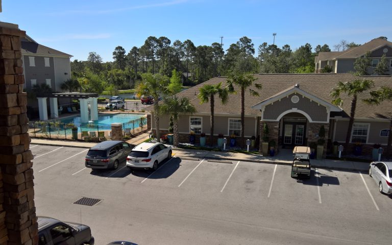 Can you picture yourself driving in to your furnished apartment in Panama City.